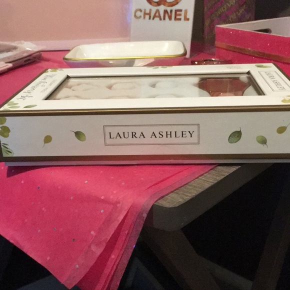 Laura Ashley Accents Envious Laura Ashley Wine Accessory Set Brand